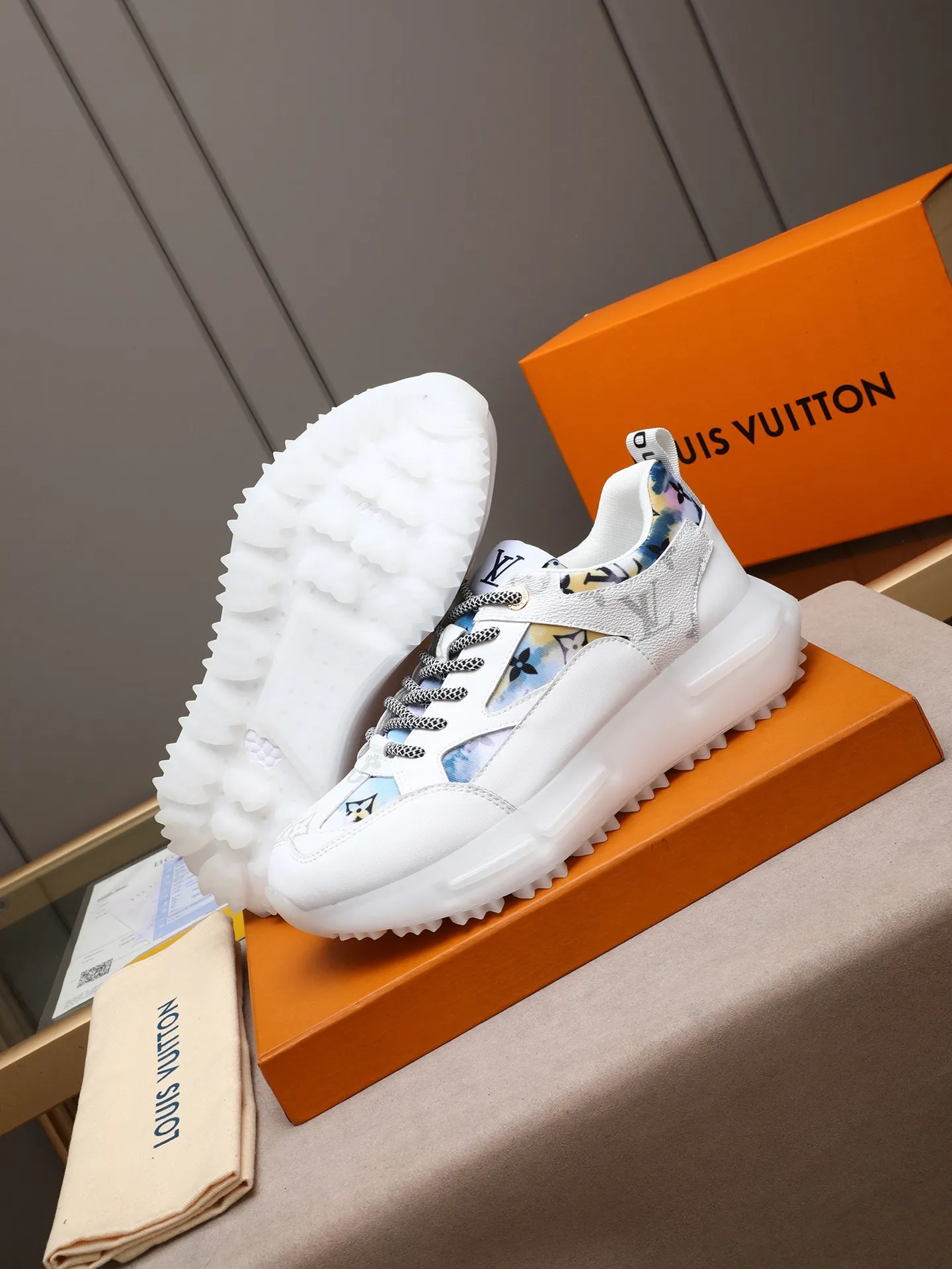 Men's shoes 💰460 [LV] Made of imported L special fabric spliced ​​with cowhide and comfortable mesh lining. Privately molded foam TPU outsole, super light and comfortable on the feet! Perfect last shape, generous and fashionable design, 4 colors available! Code number: 38–44 (45 customized